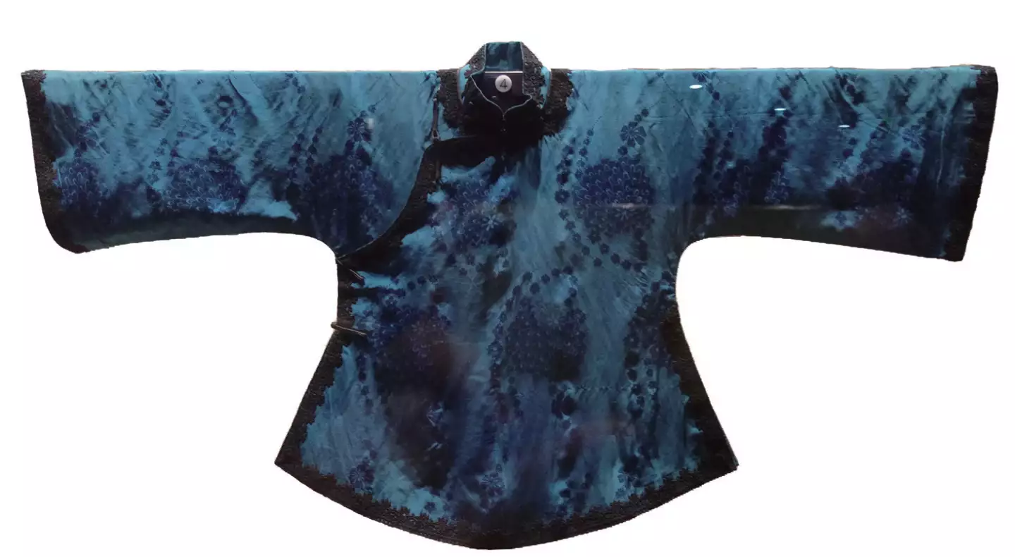 國型的大襟衫呈現上窄下寬的A 字形，袖口處呈現喇叭狀，腰間出現曲線。圖片來源：聯經出版提供，翻攝自蘇州博物館。