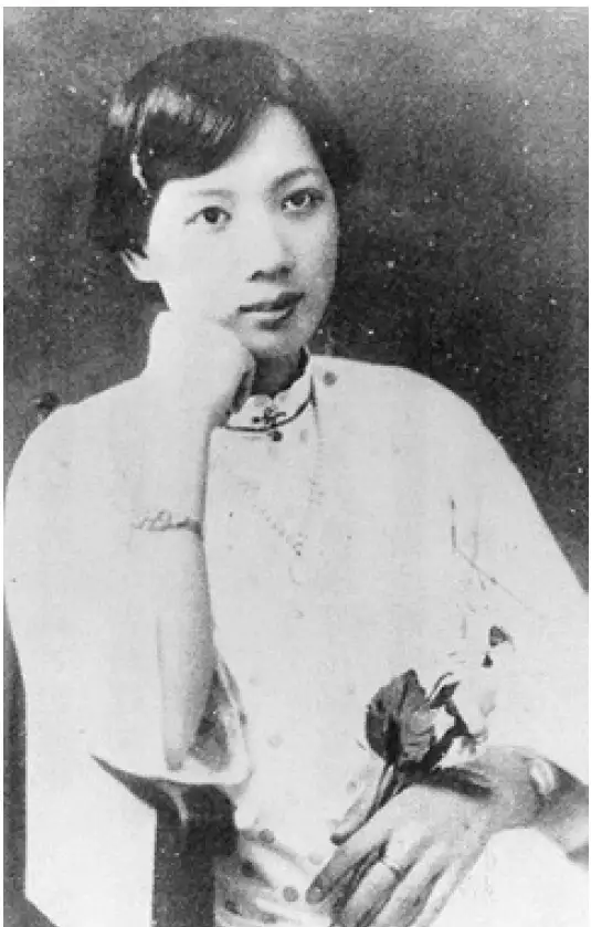1923 年，陳甜上半身穿著改良式大襟衫的照片。圖片來源：聯經出版提供。