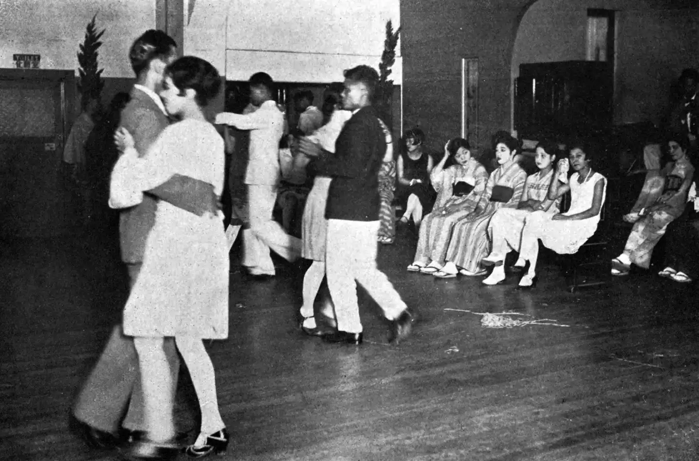 1900 年，日本正風行跳舞，東京具代表性的舞廳之一人形町的Union舞廳，無數摩登男女在此聚集，但陪舞的女性則大多被貼上不良行為。引自《大東京寫真帖》。圖片來源：由 前衛出版社 授權轉載。