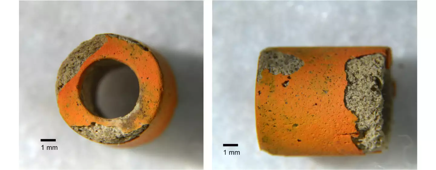 宜蘭淇武蘭遺址出土的橘皮珠，添加銅作為著色劑。圖片來源：王冠文。