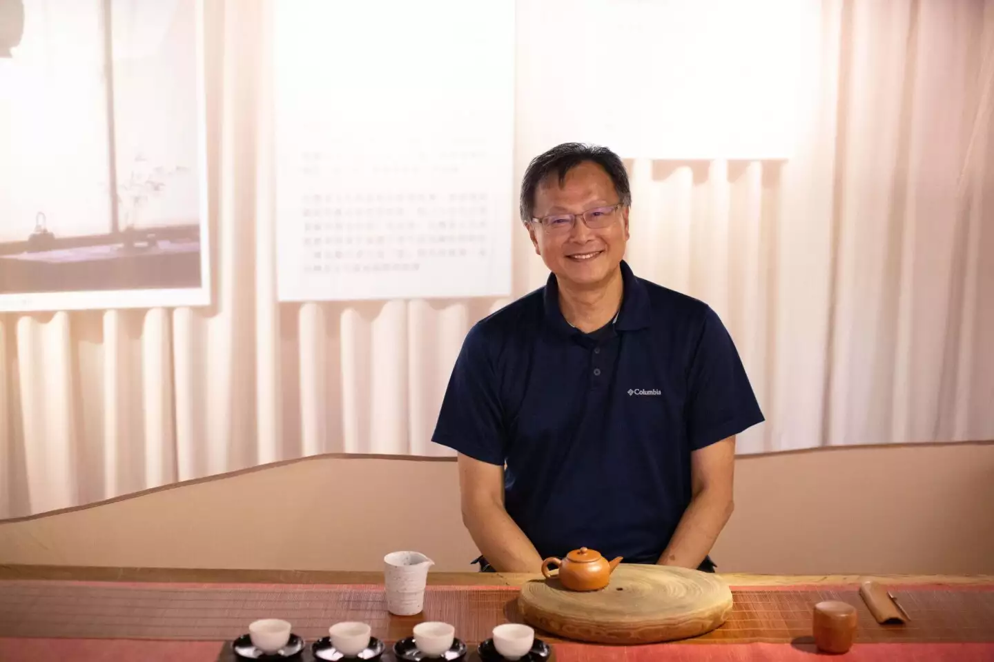 余舜德研究員透過實際學茶，真實體會臺灣茶藝的文化內涵。圖片來源：研之有物。