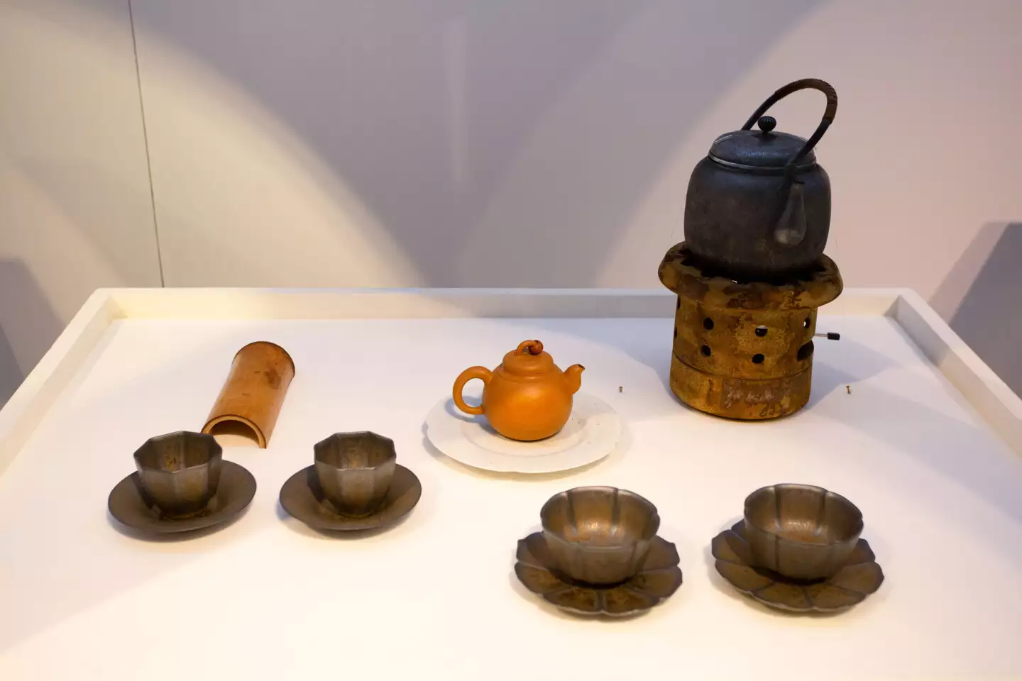 臺灣茶藝使用的茶具相當多元，有日本的銀壺、宜興的段泥壺、臺灣現代陶藝商品（風爐、杯與杯托）。圖片來源：研之有物；茶具所有：余舜德。