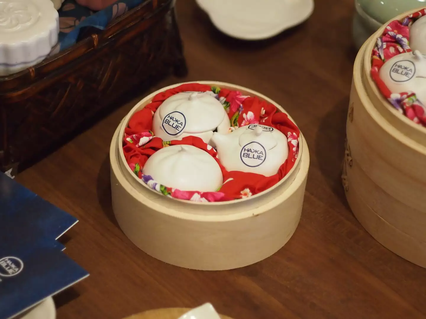 小籠包為台灣著名美食，深受國外觀光客喜愛。台客藍製作的小籠包調味罐有小巧可愛的外觀外，以白瓷細緻質感以及台客藍特有雪桐白消光釉色，更襯托出精緻工藝的品味。