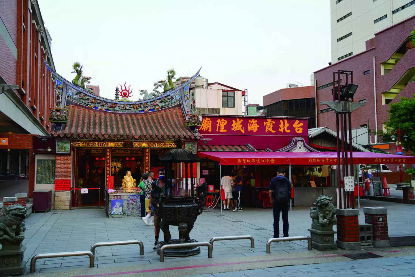 台北霞海城隍廟遠近馳名，許多年輕男女會相約來拜月老祈求一段好姻緣。圖片來源：四塊玉文創授權。