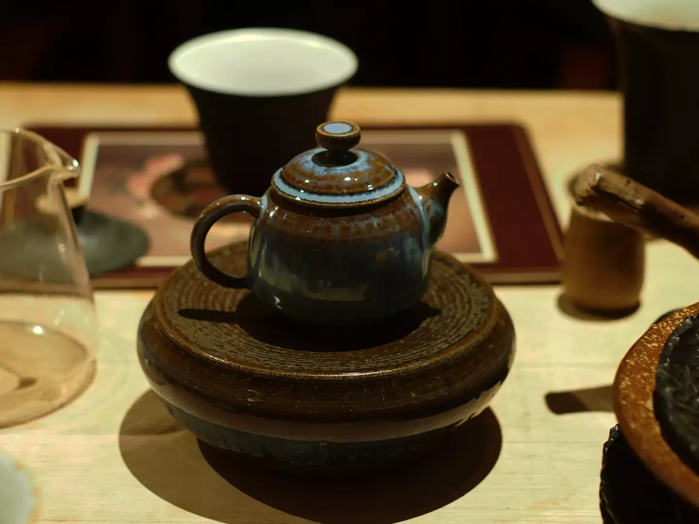 「做茶壺要先懂泡茶，你才會知到這把茶壺需要什麼。」阿哲謹記師傅說的話，相信茶壺是學陶的根。