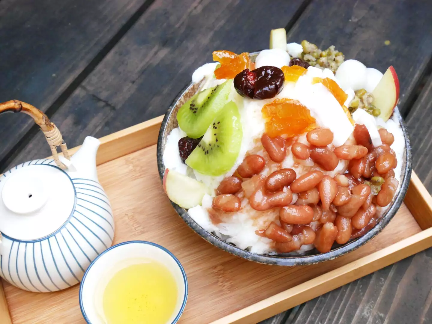 幸發亭蜜豆冰是以日本傳統夏季甜品「みつまめ」（Mitsumame）為基礎，加上十多種細心自製配料與台灣新鮮水果，最後淋上香蕉油而成。圖片來源：《世代人》團隊張鈺均攝影。