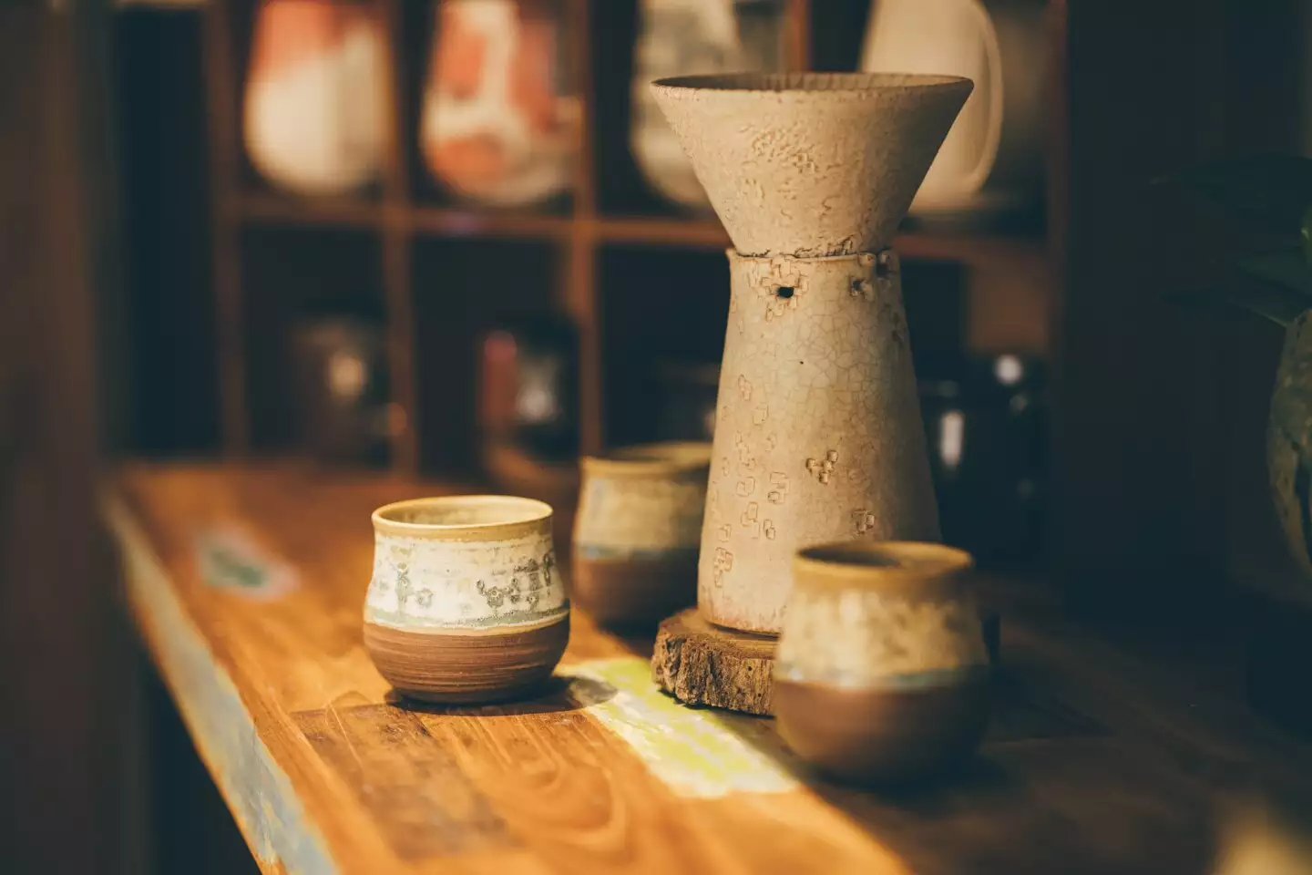 愚哲陶藝工作室除了販售陶器，也提供陶藝體驗、教學等課程。