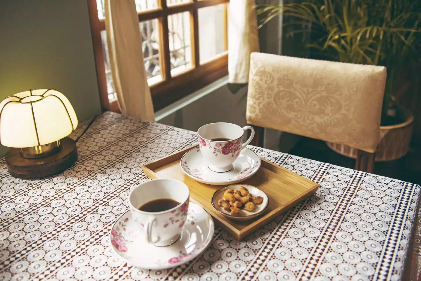 春花秘境提供咖啡、茶等多款下午茶選擇，讓消費者能買、能喝、能感受幸福的氛圍。圖片來源：豊泊荷·春花 Le Bonheur Design提供。